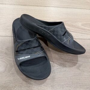 OOFOS Bauer Black and Gold Slide Sandals Size 10 Mens 12 Women’s